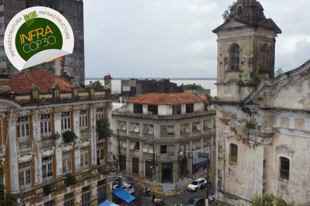 Imagem: casarão localizado na avenida 15 de Novembro com a travessa Frutuoso Guimarães, na Praça das Mercês. Foto: Gabriel Della Giustina/COP30
